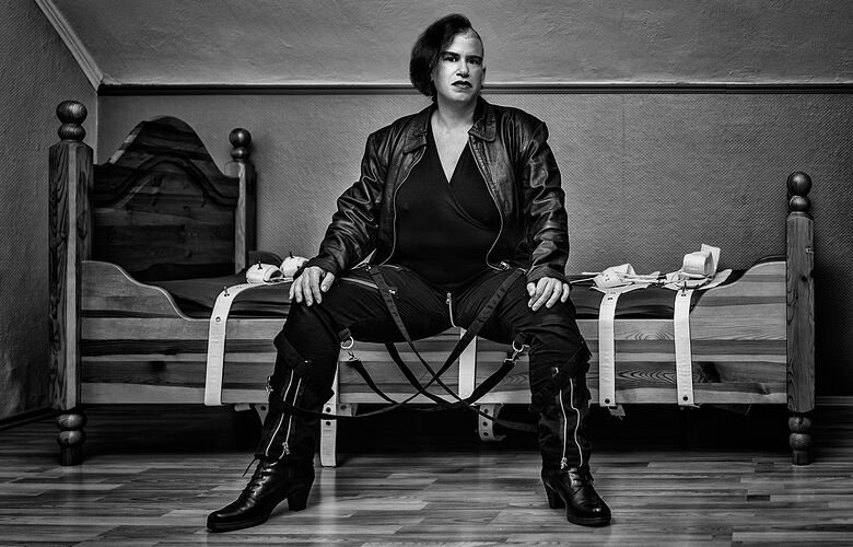 Domina Sara auf Bondagebett