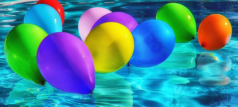 Luftballons im Wasserbad zum Looning Play