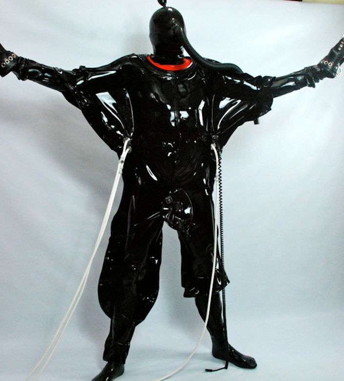 Pulsating Rubber Vacuum Suit mit Rubber Masturbation Bag von Seriouskit